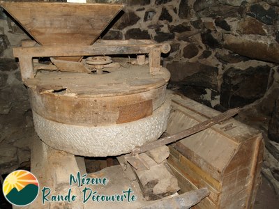 Mécanisme de moulin à eau à Neyzac en Chapteuil