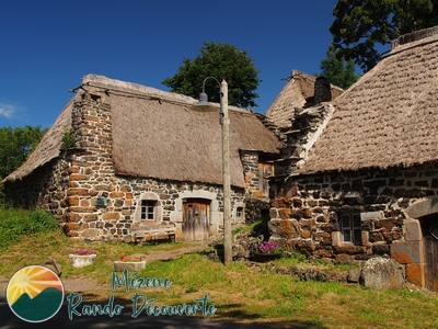 Randonnée accompagnée aux chaumières de Bigorre, en Auvergne, Haute-Loire / Meygal.