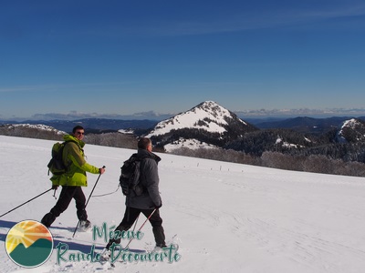 Raquette à neige face au Suc de Sara et à la chaîne des Alpes